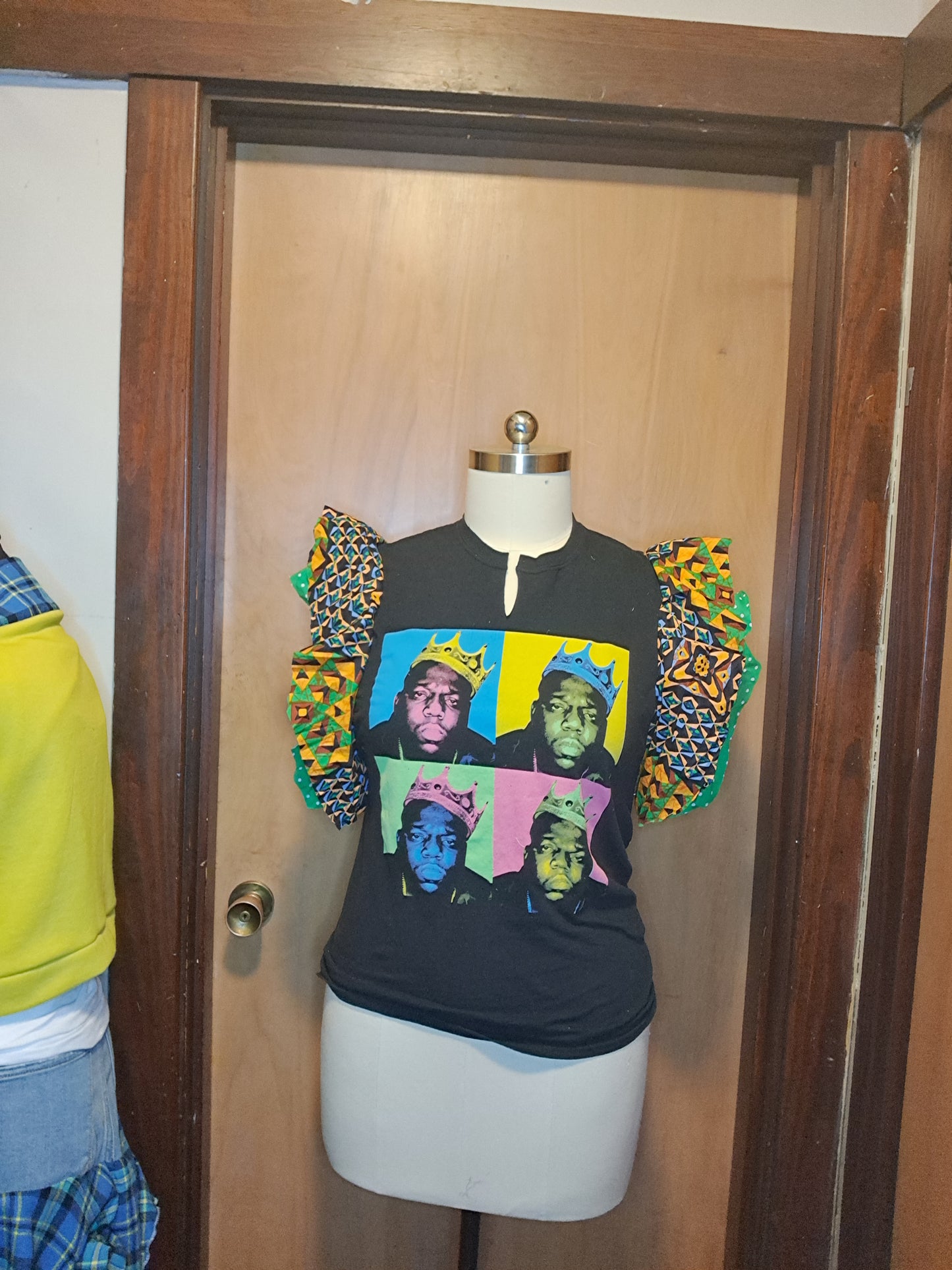 Graphic tee/ flounce sleeves Biggie 1