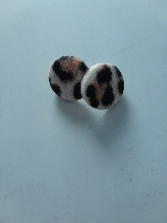 Roarrr! A button earring.